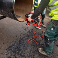 Konec trápení s úhlovou bruskou: Jak připravit ocelovou rouru DN700 na svar za 18 minut? Podívejte se na naši novou případovou studii.